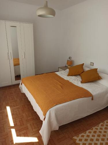1 dormitorio con 1 cama blanca grande y 2 almohadas en Apartamento marinero 2, en Malpica de Bergantiños