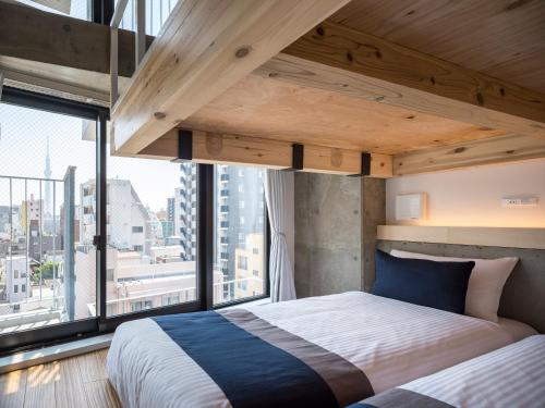 um quarto com uma cama grande e uma janela grande em dots. tokyo em Tóquio