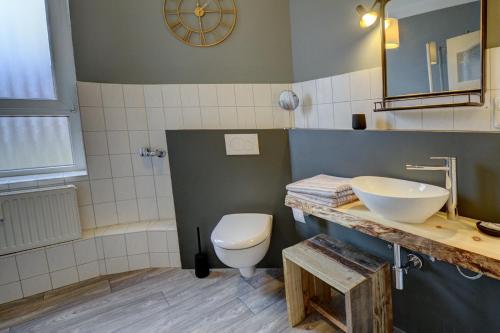 a bathroom with a sink and a toilet at fewo1846 - Angelburg - komfortable Wohnung im Stadtzentrum in Flensburg