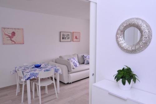 A - luxury apt in center just 5min from beach