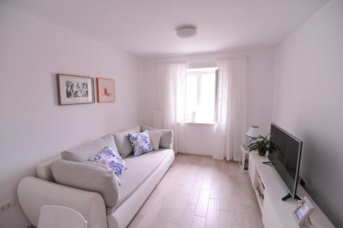 A - luxury apt in center just 5min from beach