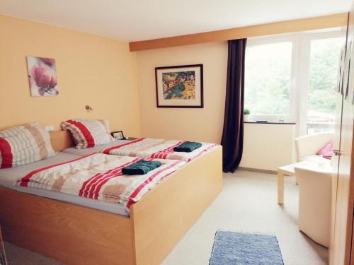 una camera da letto con un letto e una finestra di Jeje und Anna's Eifel Haus a Monschau