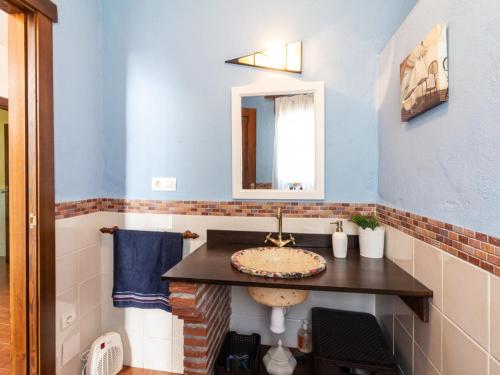 een badkamer met een wastafel en een spiegel bij Casa del rio in Saleres