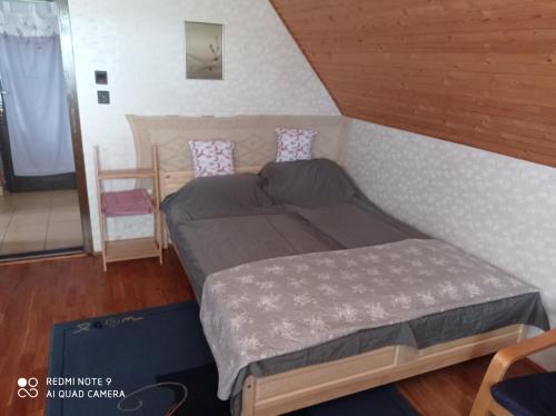 - une chambre avec un lit dans une petite pièce dans l'établissement Tőserdő, à Lakitelek