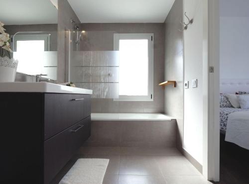 A bathroom at Villa Mont Rodó con piscina y jardín privado - Pet Friendly