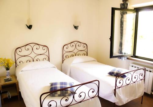 two beds sitting next to each other in a bedroom at Poggio alle Vigne in Torgiano