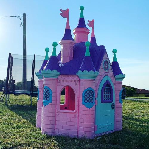 a pink and blue play house in the grass at Hotel Tetto delle Marche - Ristorante dei Conti in Cingoli