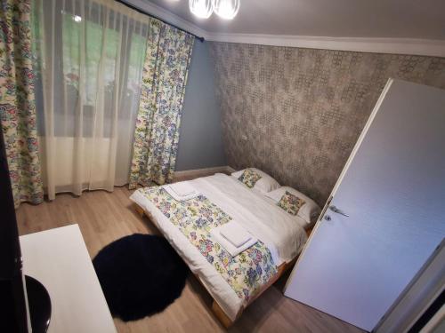 Ένα ή περισσότερα κρεβάτια σε δωμάτιο στο Cabana Doinița