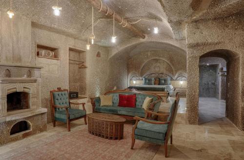 Un lugar para sentarse en Hera Cave Suites