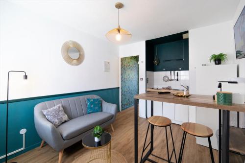 un salon avec un canapé et une table dans l'établissement JANA HOUSE - HYPERCENTRE - GARE - NETFLIX, à Toulouse