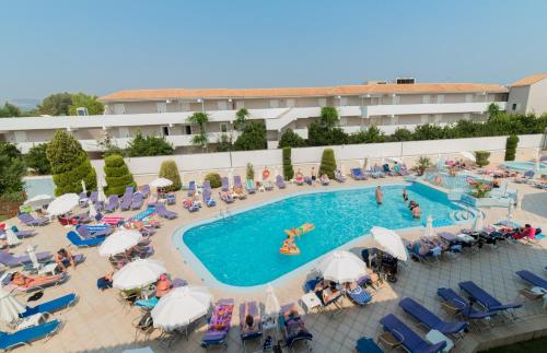 Vue sur la piscine de l'établissement Roseland Hotel ou sur une piscine à proximité