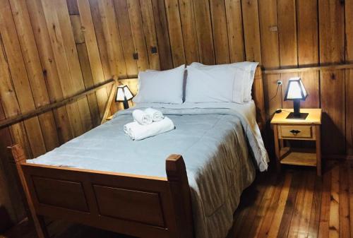 - une chambre avec un lit et 2 serviettes dans l'établissement Casa dos Ingleses nos Canyons, à Praia Grande