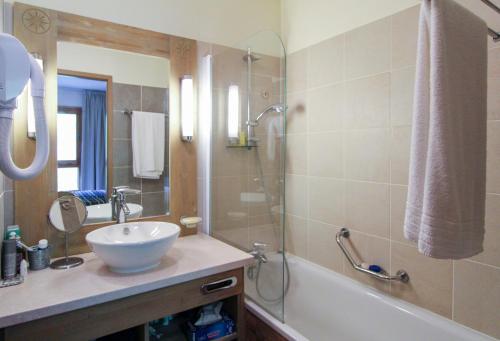 Spacious Family 2-bed, 2-bath with parking, private piste photo 3