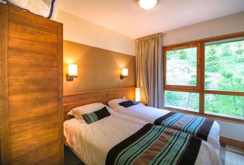 Spacious Family 2-bed, 2-bath with parking, private piste photo 2