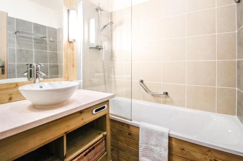 Ένα μπάνιο στο Private penthouse 2-bed Apartment, ski in and out in 5* Flaine Residence