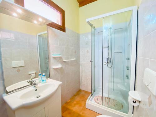y baño con ducha, lavabo y aseo. en Le Ginestre Alghero, en Olmedo