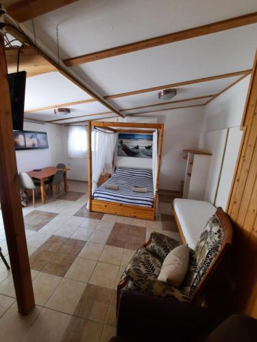 Habitación pequeña con cama y sofá en Sapir Apartment, en Sappir