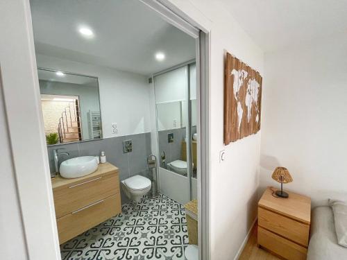 une salle de bain avec un lavabo, des toilettes et un miroir dans l'établissement Saint Paul de Vence - LE KUB PLEX, à La Colle-sur-Loup