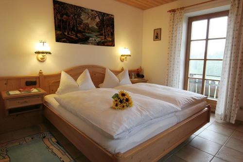 Un dormitorio con una cama con un ramo de flores. en Haus Unterwegscheid Ferienwohnungen, en Ramsau
