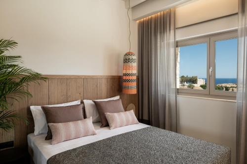 ein Schlafzimmer mit einem großen Bett und einem Fenster in der Unterkunft New Holiday Kokomo Thea Villa w/ Private Pool, close to beach in Ligaria