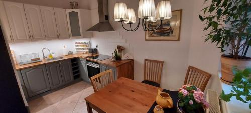 kuchnia ze stołem i jadalnią w obiekcie Monciak w mieście Sopot