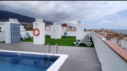 une piscine sur le toit d'un bâtiment dans l'établissement Unica Via Apartment Edificio Girasol, à Puerto de la Cruz