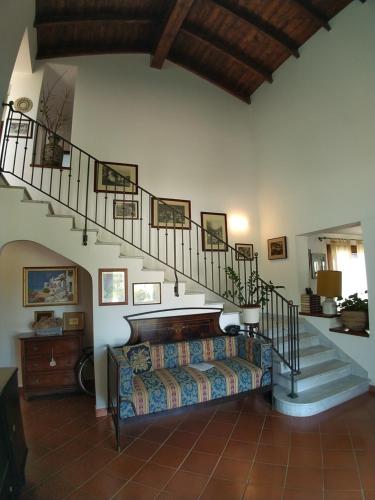 een woonkamer met een trap en een bank bij Il Pagio in Alghero