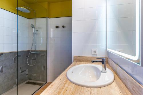 Kylpyhuone majoituspaikassa Calallonga Hotel Menorca