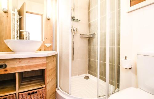 une salle de bain avec douche et lavabo dans l'établissement Cosy, modern 2-bed with fireplace & beautiful views, à Flaine