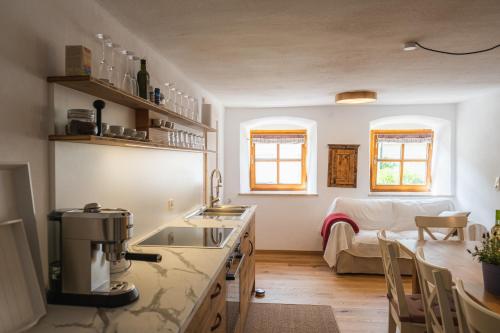 Cuisine ou kitchenette dans l'établissement Gehobenes Ambiente in historischer Wohnung