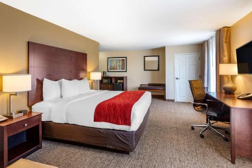 Habitación de hotel con cama grande y escritorio. en Comfort Inn & Suites Tooele-Salt Lake City, en Tooele