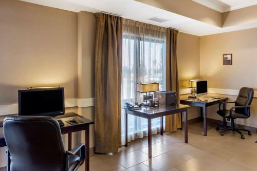 Телевизор и/или развлекательный центр в Comfort Inn & Suites Tooele-Salt Lake City