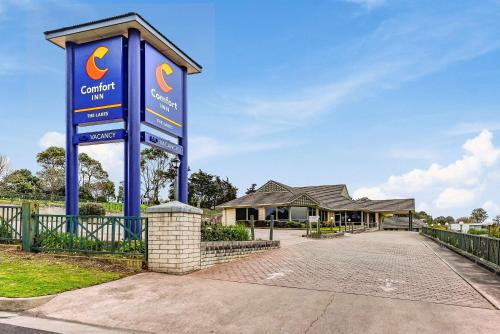 a sign for a car dealership in front of a building at Comfort Inn The Lakes in Mount Gambier