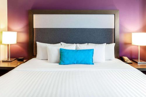 Letto o letti in una camera di CHN Hotel Monterrey Aeropuerto, Trademark by Wyndham