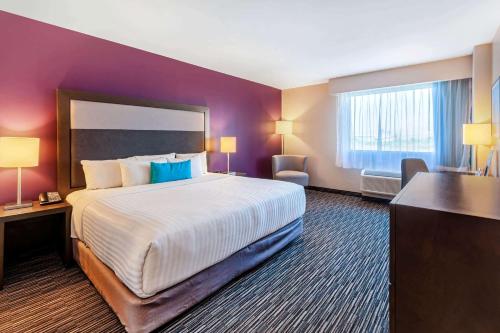 Letto o letti in una camera di CHN Hotel Monterrey Aeropuerto, Trademark by Wyndham
