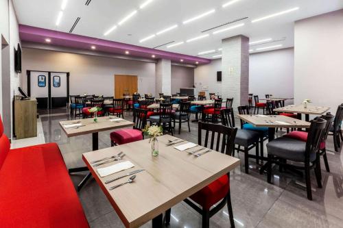 Ristorante o altro punto ristoro di CHN Hotel Monterrey Aeropuerto, Trademark by Wyndham