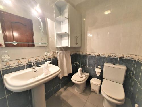 łazienka z umywalką i toaletą w obiekcie Cristi Puerto Santiago Apartment by HRTenerife Net w mieście Puerto de Santiago