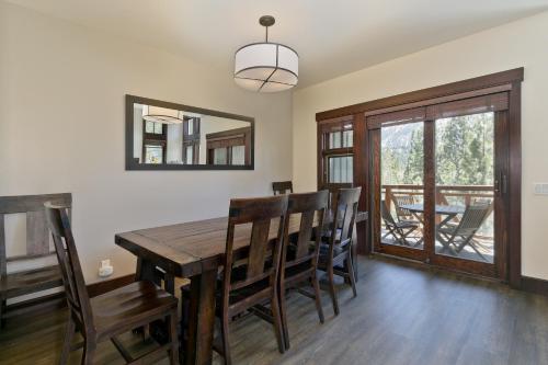 - une salle à manger avec une table, des chaises et un miroir dans l'établissement Juniper Crest #25 Condo, à Mammoth Lakes