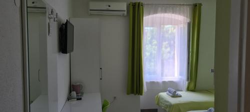 TV a/nebo společenská místnost v ubytování Nirvana Rooms & Apartments