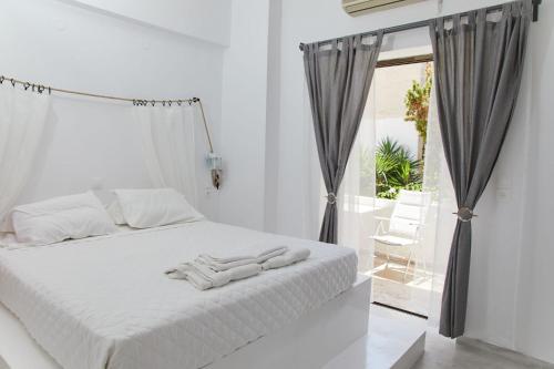 um quarto com uma cama com duas toalhas em Golden Star Praxitelous em Agia Marina