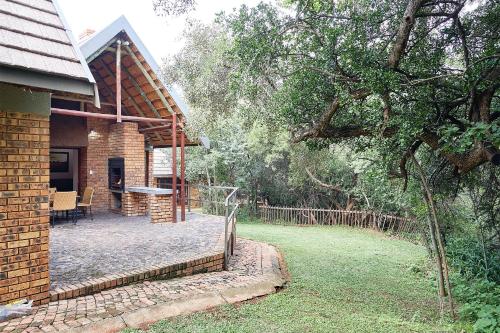 Taman di luar First Group Magalies Park