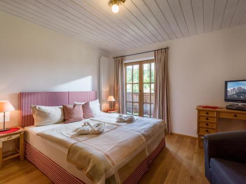 Un pat sau paturi într-o cameră la Landhaus Kitzhorn - by NV-Appartements