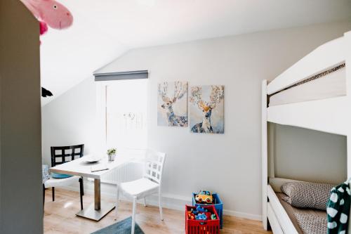 a bedroom with a desk and a bunk bed at Ferienwohnung Waldgasthaus Armeleuteberg in Wernigerode