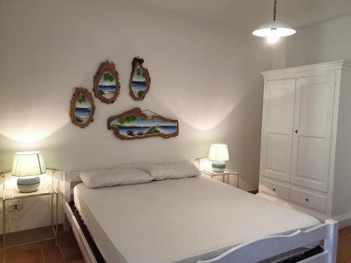 Katil atau katil-katil dalam bilik di Capo Figari 9, Appartamento spazioso nel centro di Golfo Aranci con terrazza, Wi-Fi, parcheggio gratuito