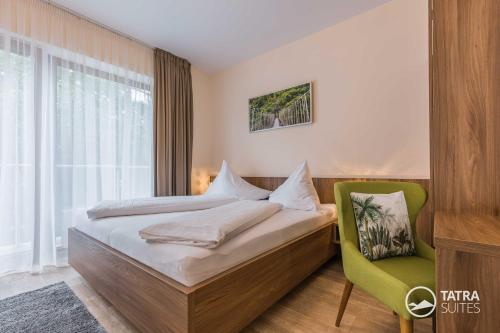 Ένα ή περισσότερα κρεβάτια σε δωμάτιο στο TATRA SUITES Harmony Apartment B301
