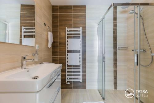 Ένα μπάνιο στο TATRA SUITES Harmony Apartment B301