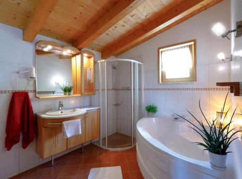 A bathroom at Landhaus Kitzblick