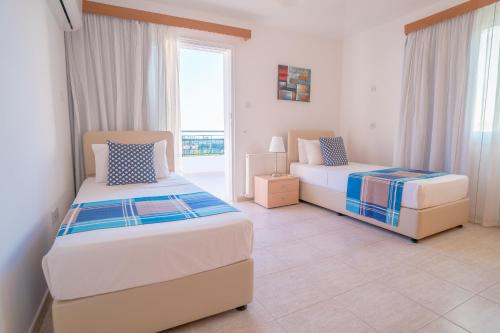 Un pat sau paturi într-o cameră la Bella Katerina by Prestige Bookings