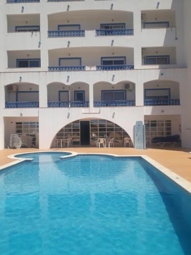 an empty swimming pool on a cruise ship at studio para 2 pessoas in Albufeira