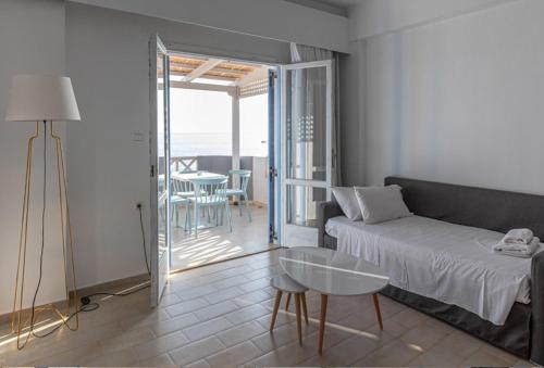Postel nebo postele na pokoji v ubytování Triton Authentic Cretan Hotel